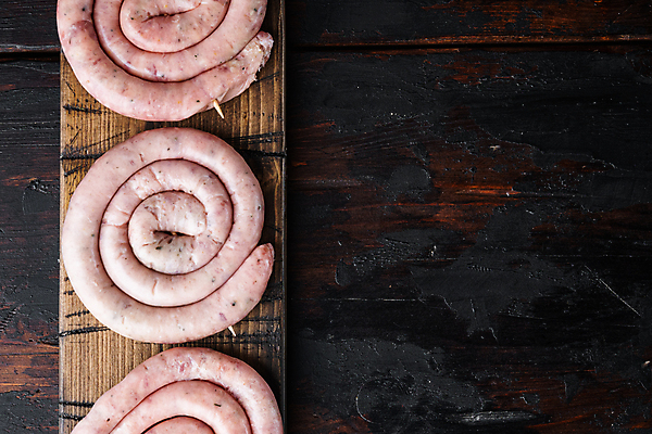 포토 JPG 해외이미지 실내 돼지고기 사람없음 전통음식 소시지 나무도마 말린_둥글게 해외포토 전통 음식 컨셉 도마 육류 내부 목재 가공식품 파일형식