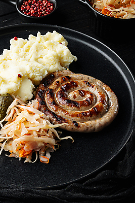 포토 JPG 해외이미지 검은배경 실내 사람없음 전통음식 소시지 매시드포테이토 해외포토 전통 음식 백그라운드 내부 검은색 가공식품 파일형식