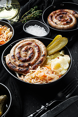 포토 JPG 해외이미지 접시 포크 검은배경 실내 사람없음 샐러드 전통음식 소시지 나이프 피클 소금 매시드포테이토 해외포토 전통 식기 음식 백그라운드 내부 검은색 가공식품 칼 절임 파일형식