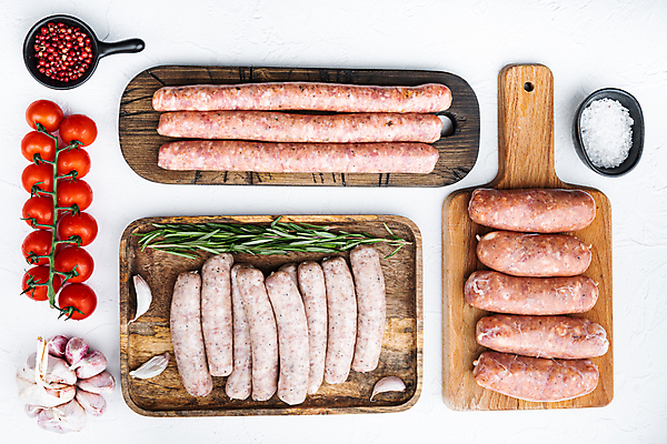 포토 JPG 해외이미지 방울토마토 실내 마늘 사람없음 하이앵글 전통음식 소시지 흰배경 소금 후추 나무도마 플랫레이 해외포토 전통 음식 뷰포인트 백그라운드 토마토 채소 도마 내부 목재 흰색 가공식품 플랫 향신료 파일형식