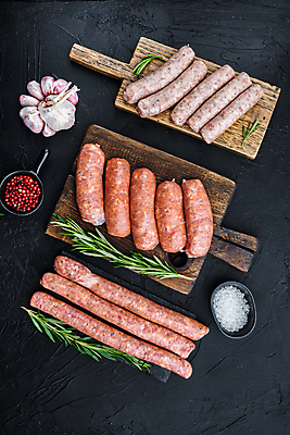 포토 JPG 해외이미지 검은배경 실내 마늘 사람없음 하이앵글 전통음식 소시지 소금 후추 로즈메리 플랫레이 해외포토 전통 음식 뷰포인트 백그라운드 채소 내부 검은색 가공식품 플랫 허브 향신료 파일형식