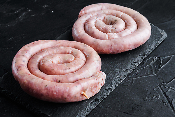 포토 JPG 해외이미지 검은배경 실내 돼지고기 사람없음 전통음식 소시지 말린_둥글게 해외포토 전통 음식 백그라운드 컨셉 육류 내부 검은색 가공식품 파일형식