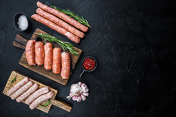 포토 JPG 해외이미지 검은배경 실내 마늘 돼지고기 사람없음 전통음식 소시지 소금 후추 로즈메리 나무도마 해외포토 전통 음식 백그라운드 채소 도마 육류 내부 목재 검은색 가공식품 허브 향신료 파일형식