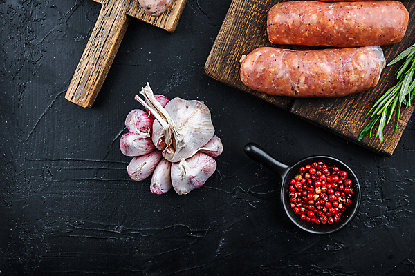 포토 JPG 해외이미지 검은배경 실내 마늘 돼지고기 사람없음 전통음식 소시지 후추 로즈메리 나무도마 해외포토 전통 음식 백그라운드 채소 도마 육류 내부 목재 검은색 가공식품 허브 향신료 파일형식