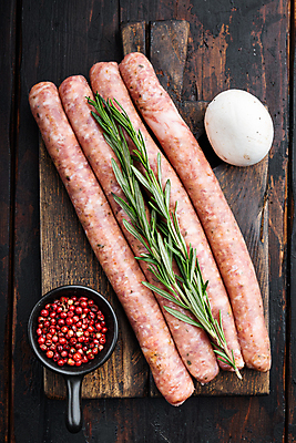 포토 JPG 해외이미지 실내 사람없음 하이앵글 전통음식 소시지 후추 로즈메리 나무도마 해외포토 전통 음식 뷰포인트 도마 내부 목재 가공식품 허브 향신료 파일형식