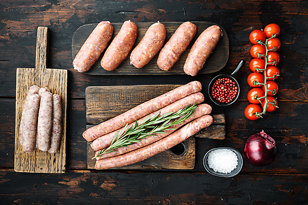 포토 JPG 해외이미지 방울토마토 양파 실내 돼지고기 사람없음 하이앵글 전통음식 소시지 소금 후추 로즈메리 나무도마 해외포토 전통 음식 뷰포인트 토마토 채소 도마 육류 내부 목재 가공식품 허브 향신료 파일형식