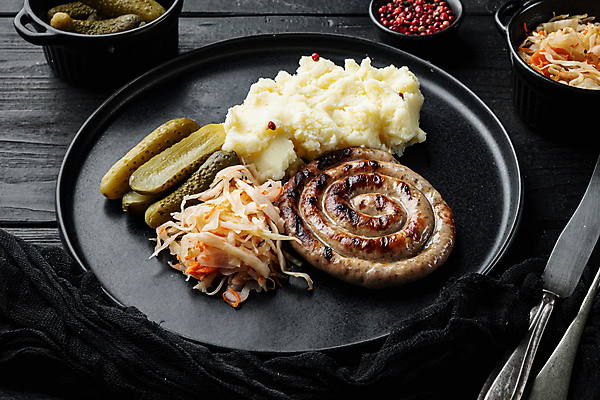 포토 JPG 해외이미지 접시 포크 실내 사람없음 샐러드 전통음식 소시지 나이프 양배추 피클 매시드포테이토 말린_둥글게 해외포토 전통 식기 음식 컨셉 채소 내부 가공식품 칼 절임 파일형식