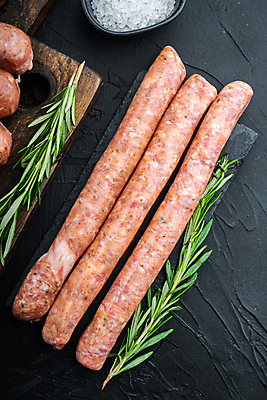 포토 JPG 해외이미지 검은배경 실내 사람없음 전통음식 소시지 소금 로즈메리 해외포토 전통 음식 백그라운드 내부 검은색 가공식품 허브 파일형식