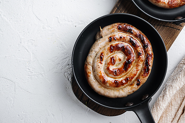포토 JPG 해외이미지 실내 돼지고기 사람없음 전통음식 프라이팬 소시지 굽기 흰배경 말린_둥글게 해외포토 전통 음식 백그라운드 컨셉 주방용품 육류 내부 흰색 가공식품 구이 파일형식