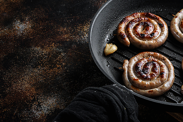 포토 JPG 해외이미지 실내 돼지고기 사람없음 전통음식 프라이팬 소시지 해외포토 전통 음식 주방용품 육류 내부 가공식품 파일형식