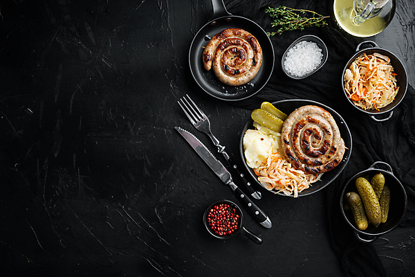 포토 JPG 해외이미지 접시 포크 검은배경 실내 사람없음 샐러드 전통음식 소시지 나이프 피클 후추 말린_둥글게 해외포토 전통 식기 음식 백그라운드 컨셉 내부 검은색 가공식품 칼 향신료 절임 파일형식