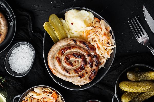 포토 JPG 해외이미지 포크 검은배경 실내 사람없음 샐러드 전통음식 소시지 나이프 피클 소금 매시드포테이토 해외포토 전통 식기 음식 백그라운드 내부 검은색 가공식품 칼 절임 파일형식