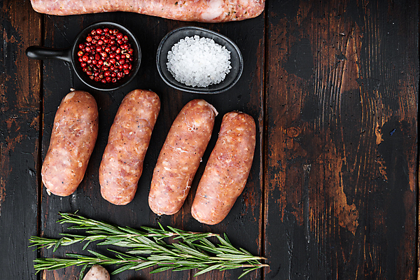 포토 JPG 해외이미지 실내 돼지고기 사람없음 하이앵글 전통음식 소시지 소금 후추 로즈메리 해외포토 전통 음식 뷰포인트 육류 내부 가공식품 허브 향신료 파일형식