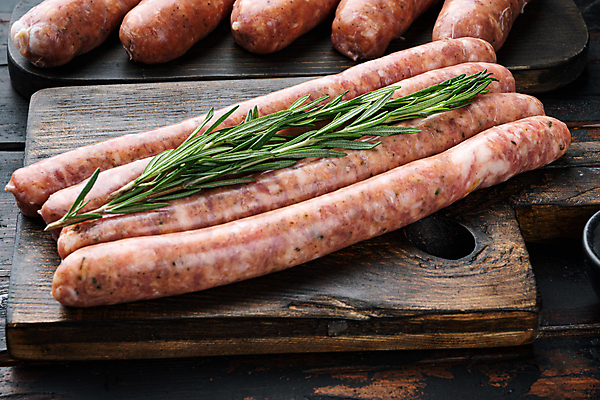 포토 JPG 해외이미지 실내 근접촬영 사람없음 전통음식 소시지 로즈메리 나무도마 해외포토 전통 음식 뷰포인트 도마 내부 목재 가공식품 허브 파일형식