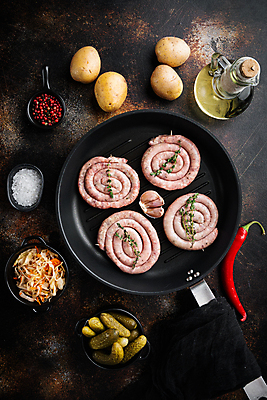 포토 JPG 해외이미지 고추 감자 실내 마늘 사람없음 하이앵글 전통음식 프라이팬 소시지 피클 소금 후추 말린_둥글게 해외포토 전통 음식 뷰포인트 컨셉 채소 주방용품 내부 가공식품 향신료 절임 파일형식