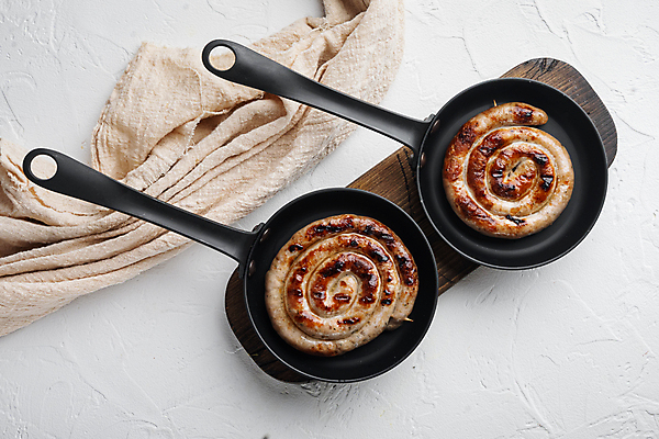 포토 JPG 해외이미지 실내 돼지고기 사람없음 전통음식 프라이팬 소시지 굽기 흰배경 나무도마 해외포토 전통 음식 백그라운드 주방용품 도마 육류 내부 목재 흰색 가공식품 구이 파일형식