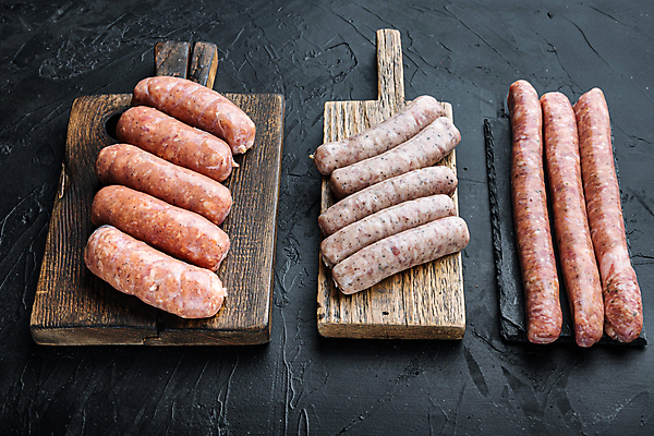 포토 JPG 해외이미지 검은배경 실내 돼지고기 사람없음 전통음식 소시지 나무도마 석판 해외포토 전통 음식 백그라운드 도마 육류 내부 목재 검은색 가공식품 파일형식