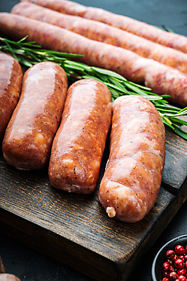 포토 JPG 해외이미지 실내 돼지고기 근접촬영 사람없음 전통음식 소시지 후추 나무도마 초리조 해외포토 전통 음식 뷰포인트 도마 육류 내부 목재 가공식품 향신료 파일형식