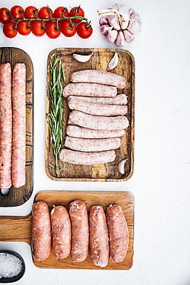 포토 JPG 해외이미지 방울토마토 실내 마늘 돼지고기 사람없음 전통음식 소시지 흰배경 소금 로즈메리 나무도마 나무쟁반 플랫레이 해외포토 전통 음식 백그라운드 토마토 채소 도마 쟁반 육류 내부 목재 흰색 가공식품 플랫 허브 파일형식