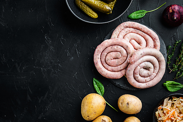 포토 JPG 해외이미지 검은배경 감자 실내 사람없음 하이앵글 검은색 전통음식 튀김 소시지 허브 양배추 피클 말린_둥글게 해외포토 식물 전통 음식 뷰포인트 컬러 백그라운드 컨셉 채소 내부 가공식품 절임 파일형식