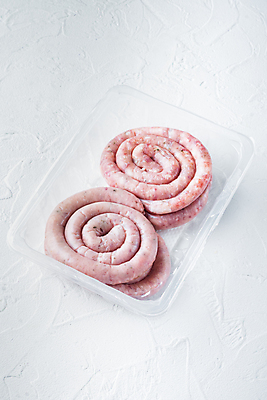 포토 JPG 해외이미지 실내 돼지고기 사람없음 전통음식 소시지 흰배경 포장용기 말린_둥글게 해외포토 전통 음식 백그라운드 컨셉 육류 내부 흰색 가공식품 포장재료 파일형식