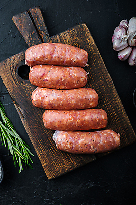 포토 JPG 해외이미지 검은배경 실내 마늘 돼지고기 사람없음 전통음식 소시지 로즈메리 나무도마 해외포토 전통 음식 백그라운드 채소 도마 육류 내부 목재 검은색 가공식품 허브 파일형식