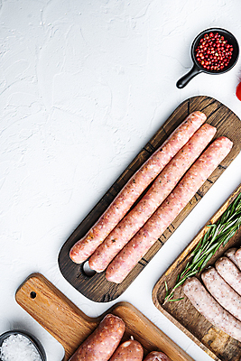 포토 JPG 해외이미지 실내 돼지고기 사람없음 전통음식 소시지 흰배경 소금 후추 로즈메리 나무도마 해외포토 전통 음식 백그라운드 도마 육류 내부 목재 흰색 가공식품 허브 향신료 파일형식