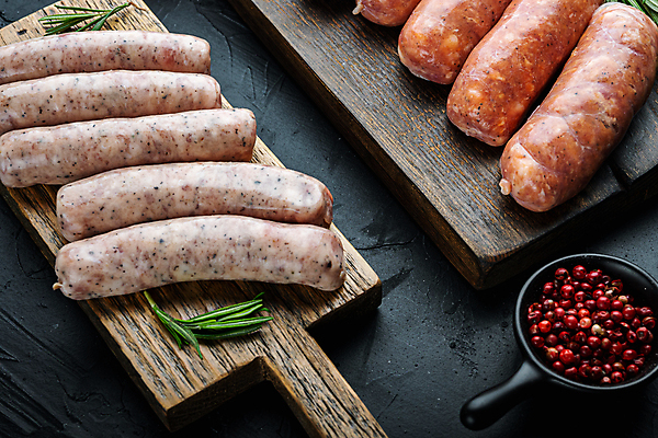 포토 JPG 해외이미지 검은배경 실내 육류 사람없음 치킨 전통음식 소시지 흰배경 해외포토 전통 음식 백그라운드 식재료 내부 검은색 흰색 가공식품 닭고기요리 파일형식