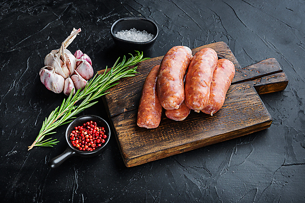 포토 JPG 해외이미지 검은배경 실내 마늘 돼지고기 사람없음 전통음식 소시지 소금 후추 로즈메리 나무도마 해외포토 전통 음식 백그라운드 채소 도마 육류 내부 목재 검은색 가공식품 허브 향신료 파일형식