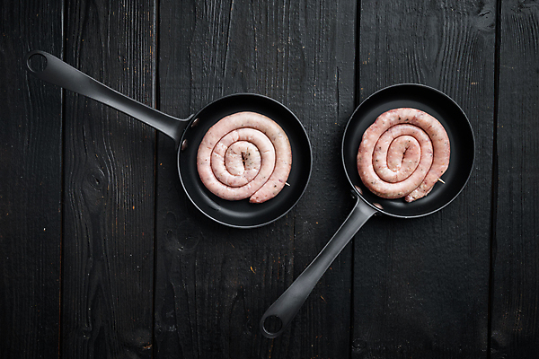 포토 JPG 해외이미지 실내 돼지고기 사람없음 전통음식 프라이팬 소시지 말린_둥글게 해외포토 전통 음식 컨셉 주방용품 육류 내부 가공식품 파일형식