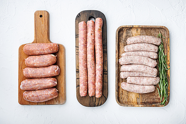 포토 JPG 해외이미지 실내 돼지고기 사람없음 하이앵글 전통음식 소시지 흰배경 로즈메리 나무도마 해외포토 전통 음식 뷰포인트 백그라운드 도마 육류 내부 목재 흰색 가공식품 허브 파일형식