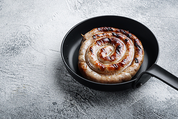 포토 JPG 해외이미지 회색배경 실내 돼지고기 사람없음 전통음식 프라이팬 소시지 말린_둥글게 해외포토 전통 음식 백그라운드 컨셉 주방용품 육류 내부 회색 가공식품 파일형식