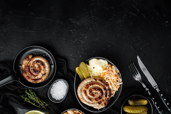 포토 JPG 해외이미지 포크 검은배경 실내 사람없음 샐러드 전통음식 프라이팬 소시지 나이프 양배추 피클 소금 매시드포테이토 해외포토 전통 식기 음식 백그라운드 채소 주방용품 내부 검은색 가공식품 칼 절임 파일형식