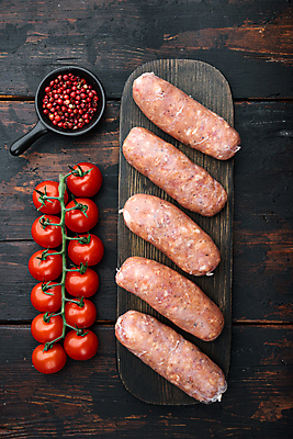 포토 JPG 해외이미지 방울토마토 실내 돼지고기 사람없음 하이앵글 전통음식 소시지 후추 나무도마 초리조 해외포토 전통 음식 뷰포인트 토마토 도마 육류 내부 목재 가공식품 향신료 파일형식