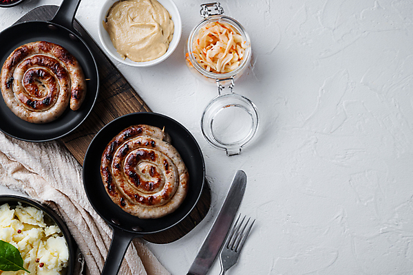 포토 JPG 해외이미지 포크 실내 사람없음 하이앵글 샐러드 전통음식 프라이팬 소시지 나이프 흰배경 매시드포테이토 해외포토 전통 식기 음식 뷰포인트 백그라운드 주방용품 내부 흰색 가공식품 칼 파일형식