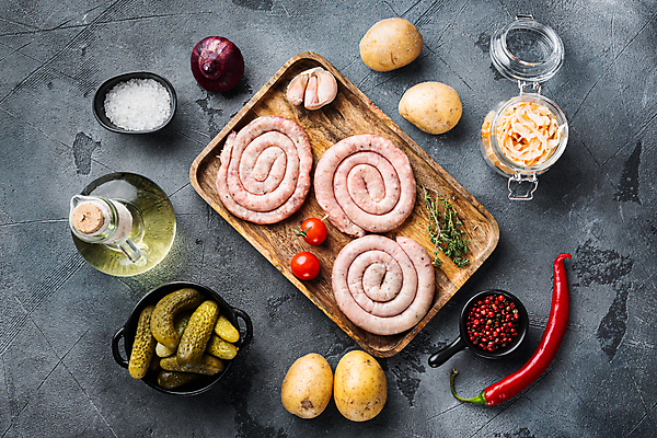 포토 JPG 해외이미지 접시 고추 회색배경 양파 감자 실내 사람없음 하이앵글 전통음식 소시지 피클 소금 후추 나무쟁반 말린_둥글게 플랫레이 해외포토 전통 식기 음식 뷰포인트 백그라운드 컨셉 채소 쟁반 내부 목재 회색 가공식품 플랫 향신료 절임 파일형식