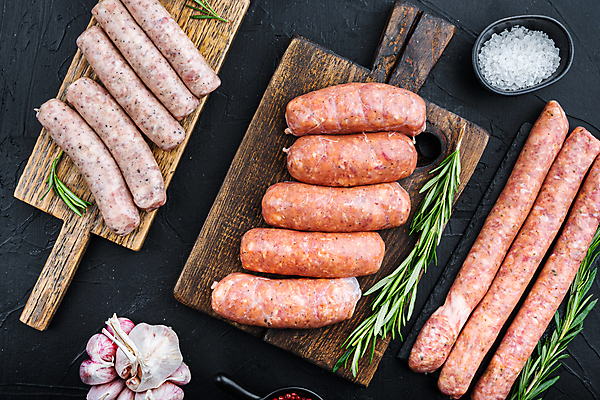 포토 JPG 해외이미지 검은배경 실내 마늘 돼지고기 사람없음 하이앵글 전통음식 소시지 소금 로즈메리 나무도마 해외포토 전통 음식 뷰포인트 백그라운드 채소 도마 육류 내부 목재 검은색 가공식품 허브 파일형식