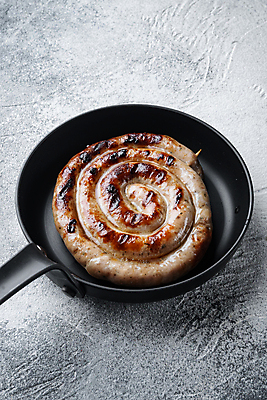 포토 JPG 해외이미지 회색배경 실내 돼지고기 사람없음 전통음식 프라이팬 소시지 말린_둥글게 해외포토 전통 음식 백그라운드 컨셉 주방용품 육류 내부 회색 가공식품 파일형식