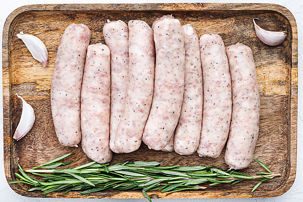 포토 JPG 해외이미지 실내 마늘 사람없음 하이앵글 전통음식 소시지 흰배경 로즈메리 나무쟁반 해외포토 전통 음식 뷰포인트 백그라운드 채소 쟁반 내부 목재 흰색 가공식품 허브 파일형식