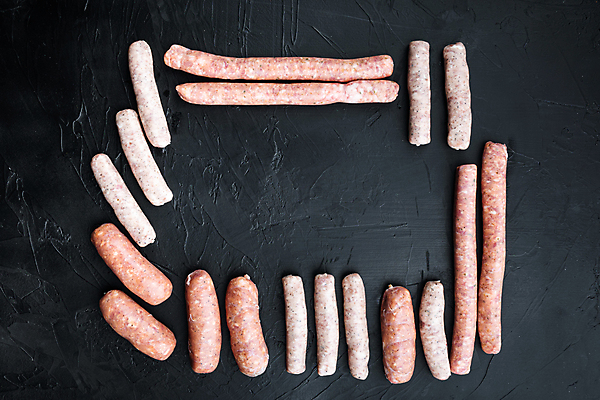 포토 JPG 해외이미지 검은배경 프레임 실내 돼지고기 사람없음 하이앵글 전통음식 소시지 해외포토 전통 음식 뷰포인트 백그라운드 육류 내부 검은색 가공식품 파일형식