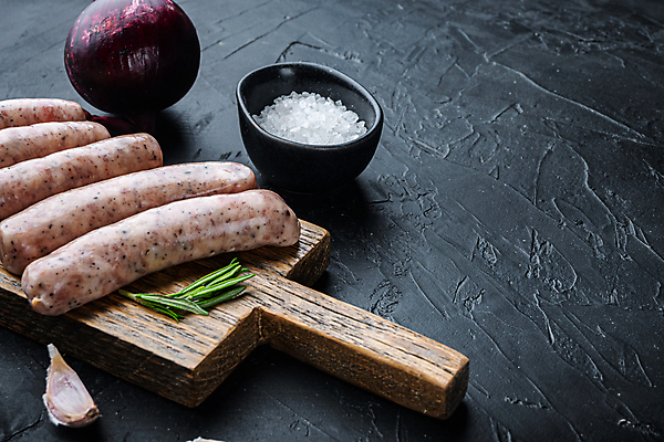 포토 JPG 해외이미지 검은배경 양파 실내 마늘 사람없음 전통음식 소시지 소금 나무도마 해외포토 전통 음식 백그라운드 채소 도마 내부 목재 검은색 가공식품 파일형식