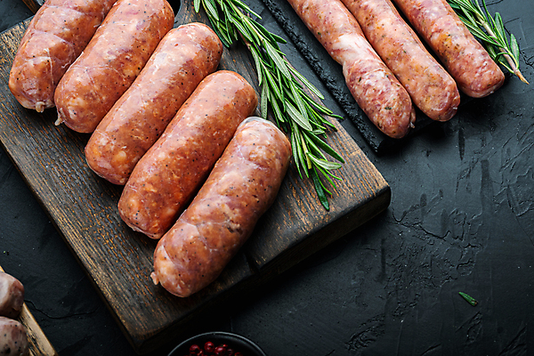 포토 JPG 해외이미지 검은배경 실내 돼지고기 근접촬영 사람없음 전통음식 소시지 로즈메리 나무도마 초리조 해외포토 전통 음식 뷰포인트 백그라운드 도마 육류 내부 목재 검은색 가공식품 허브 파일형식