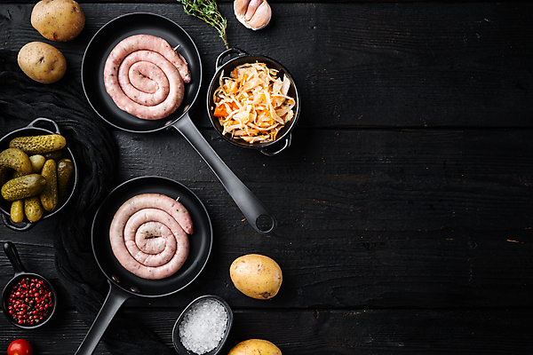 포토 JPG 해외이미지 감자 실내 마늘 사람없음 하이앵글 전통음식 소시지 피클 소금 후추 점심식사 말린_둥글게 해외포토 전통 음식 뷰포인트 컨셉 채소 내부 식사 가공식품 향신료 절임 파일형식