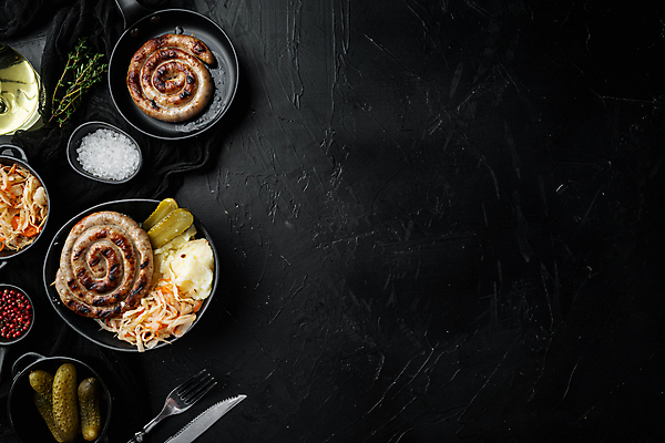 포토 JPG 해외이미지 접시 포크 검은배경 실내 사람없음 전통음식 소시지 나이프 피클 소금 후추 점심식사 말린_둥글게 해외포토 전통 식기 음식 백그라운드 컨셉 내부 검은색 식사 가공식품 칼 향신료 절임 파일형식