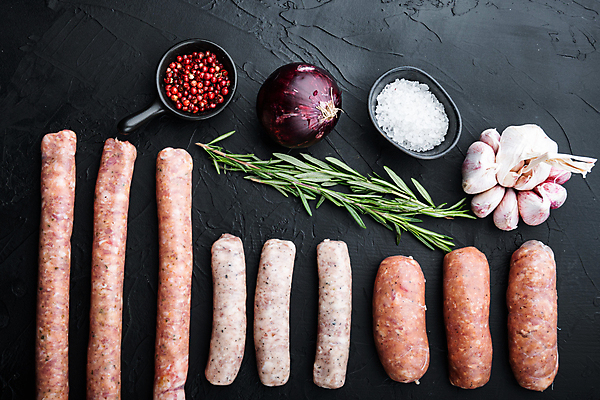 포토 JPG 해외이미지 검은배경 양파 실내 마늘 돼지고기 사람없음 하이앵글 전통음식 소시지 소금 후추 로즈메리 해외포토 전통 음식 뷰포인트 백그라운드 채소 육류 내부 검은색 가공식품 허브 향신료 파일형식