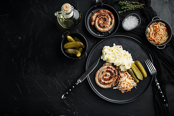 포토 JPG 해외이미지 접시 포크 검은배경 감자 실내 요리 사람없음 샐러드 전통음식 소시지 나이프 양배추 피클 소금 점심식사 매시드포테이토 해외포토 전통 식기 음식 백그라운드 채소 내부 검은색 식사 가공식품 칼 절임 파일형식