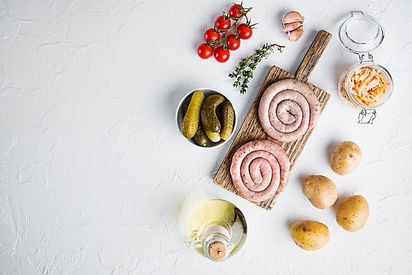 포토 JPG 해외이미지 방울토마토 감자 실내 마늘 사람없음 하이앵글 전통음식 소시지 허브 흰배경 피클 나무도마 플랫레이 해외포토 식물 전통 음식 뷰포인트 백그라운드 토마토 채소 도마 내부 목재 흰색 가공식품 플랫 절임 파일형식