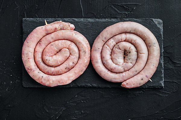 포토 JPG 해외이미지 검은배경 실내 돼지고기 사람없음 하이앵글 전통음식 소시지 석판 말린_둥글게 해외포토 전통 음식 뷰포인트 백그라운드 컨셉 육류 내부 검은색 가공식품 파일형식