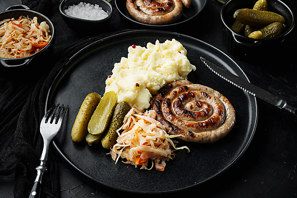 포토 JPG 해외이미지 접시 포크 검은배경 감자 실내 사람없음 샐러드 전통음식 소시지 나이프 피클 매시드포테이토 해외포토 전통 식기 음식 백그라운드 채소 내부 검은색 가공식품 칼 절임 파일형식