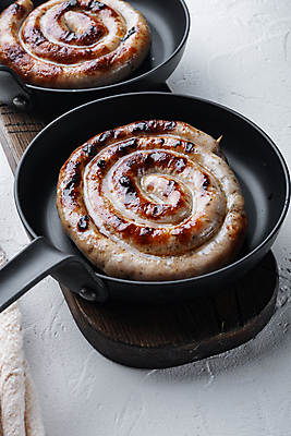 포토 JPG 해외이미지 실내 돼지고기 사람없음 전통음식 프라이팬 소시지 흰배경 말린_둥글게 해외포토 전통 음식 백그라운드 컨셉 주방용품 육류 내부 흰색 가공식품 파일형식